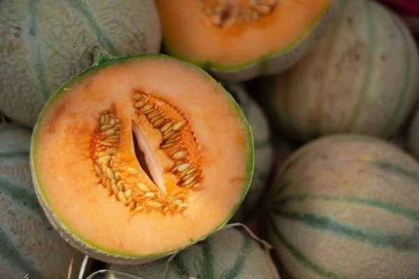 Açık kesim Charentais kavunu pazar yığınında