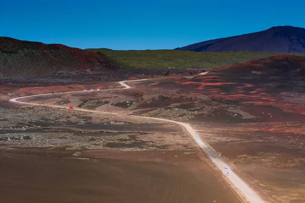 Coche Rojo Carretera Paisaje Seco Que Conduce Volcán Isla Reunión — Foto de Stock