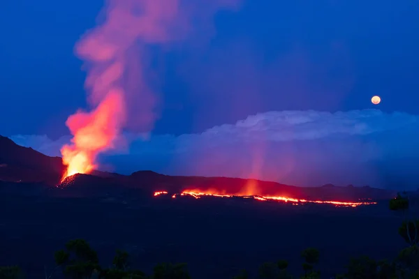 Errupción Del Volcán Azul Luna Nightsky — Foto de Stock