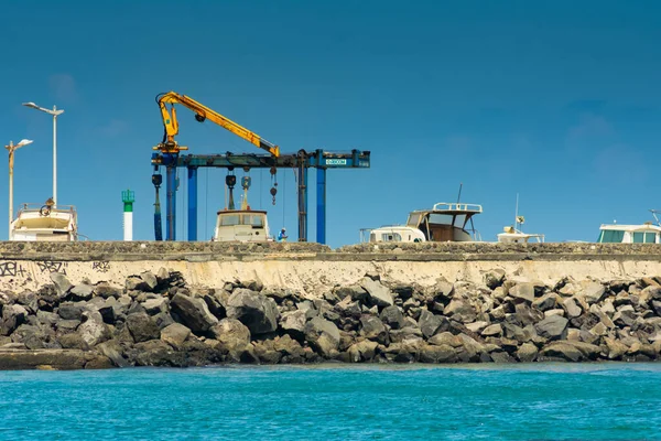 Saint-Pierre, Fransa - 27 Eylül 2018: Saint-Pierre Reunion Adası 'ndaki limanın güneşli mavi gökyüzü profili