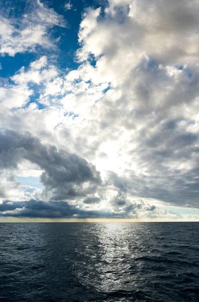 Koyu mavi okyanusun üzerinde fırtına bulutları oluşuyor.