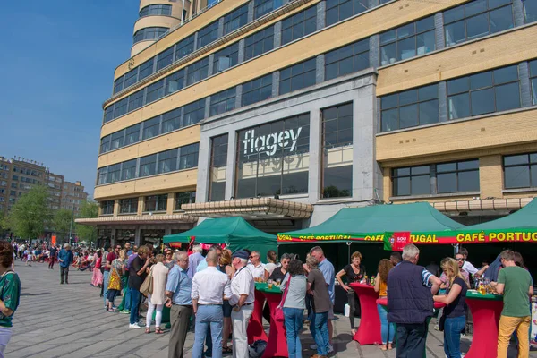 Brüksel, Belçika - 21 Nisan 2018: Portekiz halk festivali güneşli bir günde Flagey Meydanı önünde