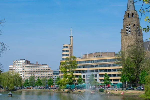 Güneşli bir günde Flagey meydanı manzarası