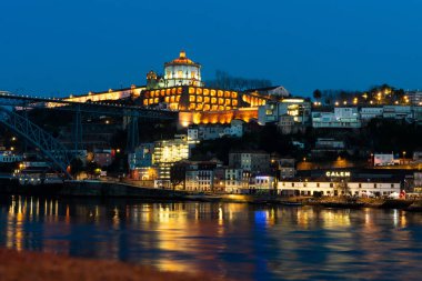 Porto, Portekiz - 20 Şubat 2019: Porto merkezinin Douro nehri üzerindeki güzel gece çekimi.