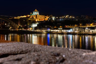 Porto, Portekiz - 20 Şubat 2019: Porto merkezinin Douro nehri üzerindeki güzel gece çekimi.