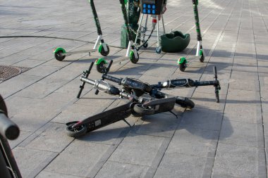 Brüksel, Belçika - Haziran 12019: Flagey Meydanı 'nda elektrikli scooterlar yüzünden tekmelendi.