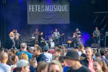 Brüksel, Belçika - 22 Haziran 2019 YKA 'nın Fete de la Music' te verdiği sahne konserinde Kalabalık Panoraması