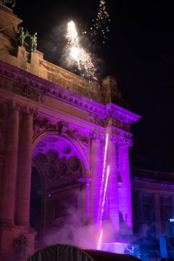 Brüksel, Belçika - 22 Haziran 2019: Parc cinquantenaire at Fete de la music, by HOMME CANON
