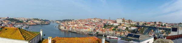 Porto 'nun Panorama' sı Douro Nehri 'nin güney kıyısından görüldüğü gibi..