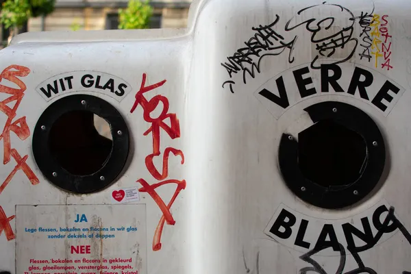 Beyaz cam öğütücüye ve toplama kutularına grafiti..