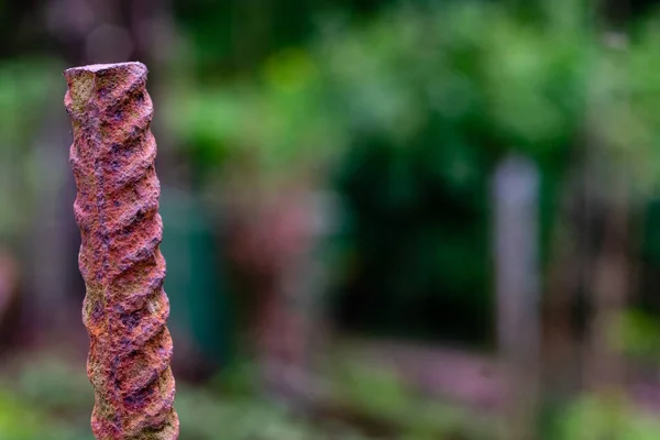 Yeşil bulanık arkaplanda kırmızı paslı ve soyulmuş metali kapat.