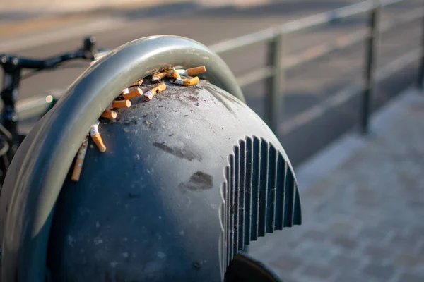 Brüksel, Belçika - 22 Haziran 2019: Umumi çöp tenekesinde sigara kütüklerinin yakın çekimi