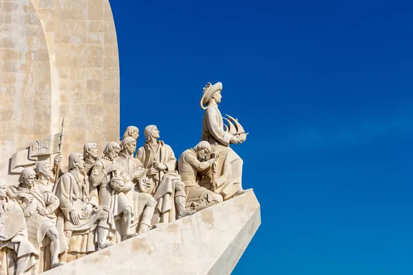 Großaufnahme Von Statuen Auf Dem Denkmal Der Entdeckungen Blauen Himmel lizenzfreie Stockbilder