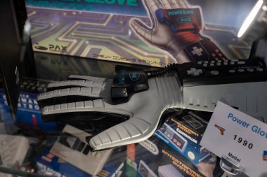 Brüksel 05 Mayıs 2021: 1990 yılından orijinal Nintendo Power Glove 'un sergi modeli
