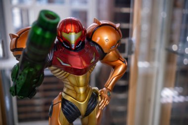 Brüksel 05 Mayıs 2021: Samus Aran 'ın Metroid Game serisinden zırhlı heykeli