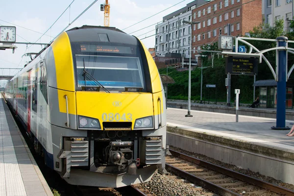 Etterbeek, Belçika - 25 Temmuz 2019: Sarı SNCB / NMBS treni güneşli bir günde Etterbeek İstasyonu 'nda duruyor.
