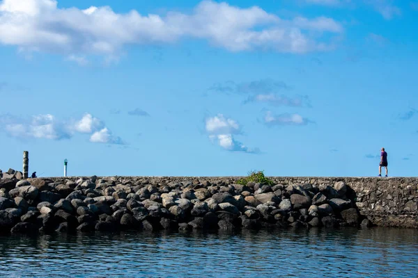 Şafakta Saint Pierre Limanı 'ndaki tekneler Buluşma Adası' nda.