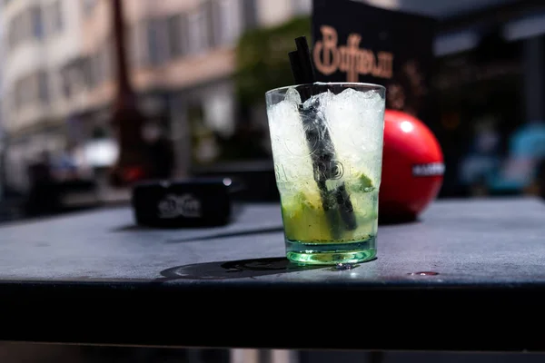 Masadaki Mojito camını bulanık arkaplana yaklaştır