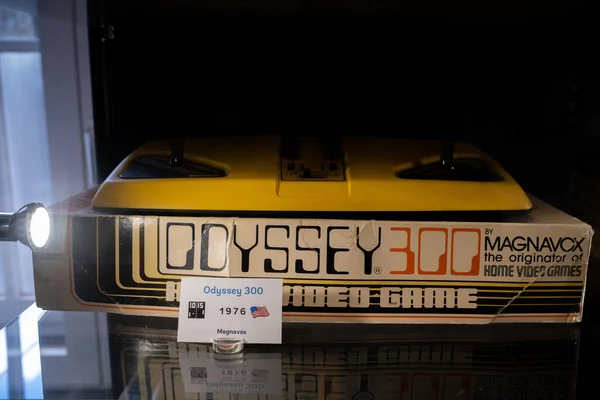 Brüksel 05 Mayıs 2021: Sarı Odyssey 300 oyun konsolunun ilk sergisi