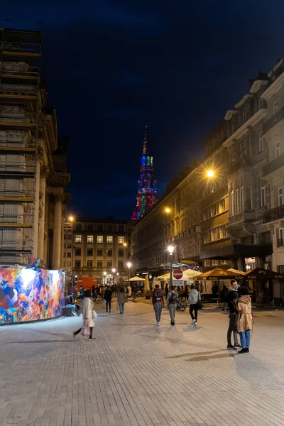 Brüksel 23 Mayıs 2021: Brüksel 'in Bourse binası önündeki gece sahnesi LGBTQ renkleriyle Grand Place Tower' ı gösteriyor