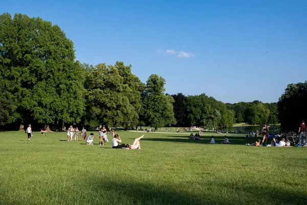 Brüksel 16 Haziran 2021: Brüksel 'deki Bois De La Cambre Park Gölü' nde güneşli bir günün tadını çıkaran gençler