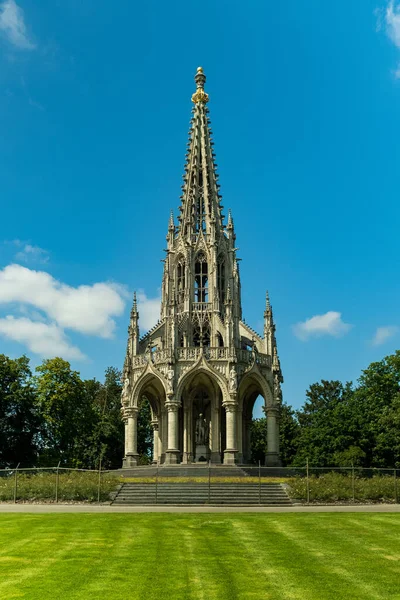 Brüksel 11 Ağustos 2021: Güneşli mavi gökyüzünde yeşil çimenli bir Hanedan Anıtı