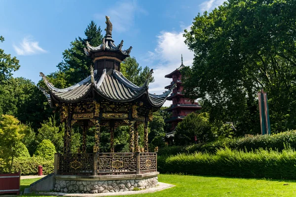 Brüksel 11 Ağustos 2021: Müzelerin ve Japon kırmızı kulesinin arka planında Extreme-Orient Pavillon manzarası