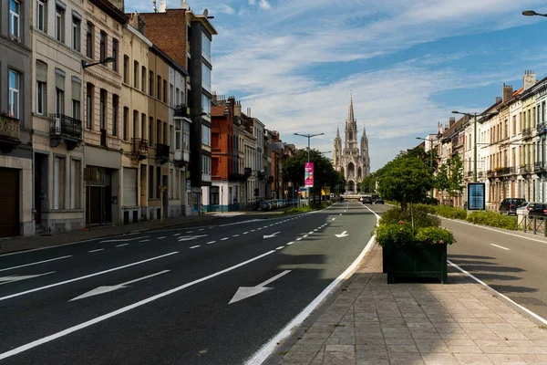 Brüksel 11 Ağustos 2021: Güneşli bir günde Laeken 'deki Notre-Dame Kilisesi sokak manzarası