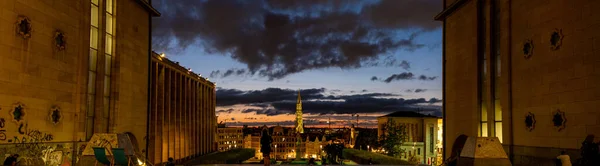 Brüksel Kraliyet Kütüphanesi ve Büyük Yer Kulesi 'ni gösteren Muhteşem Gece Sahnesi Panoraması