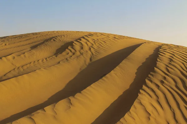 Tracce di jeep tra le dune di Dubai — Foto Stock