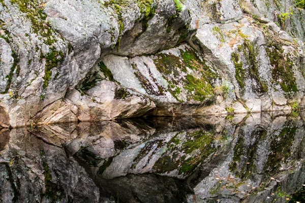 Riflessioni sulla roccia — Foto Stock