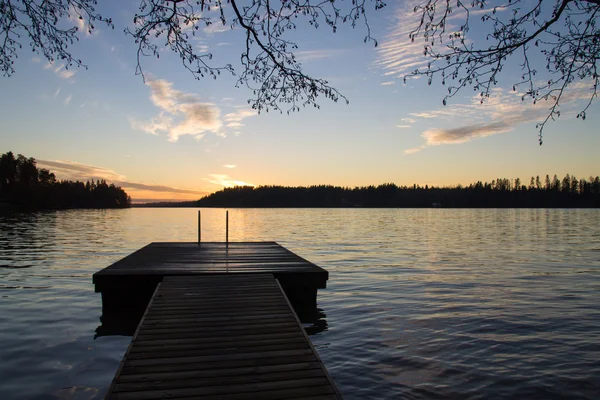 Cais e um lago na luz da noite — Fotografia de Stock