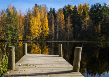 Göl kıyısını iskelede