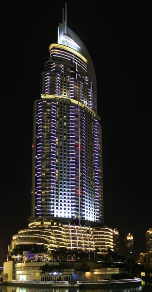 Το ξενοδοχείο διεύθυνση στο κέντρο του Ντουμπάι, το βράδυ — Φωτογραφία Αρχείου