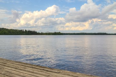 Güzel göl manzaralı bir iskelesinden