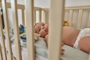 Beşikte yatan komik bebek.