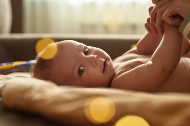 Sabah egzersizi yaparken bebeğin dikkati dağılıyor.