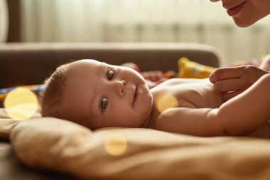 Sevilmek, bebeğin dünyayı keşfetmesine ve araştırmasına yardımcı olur.