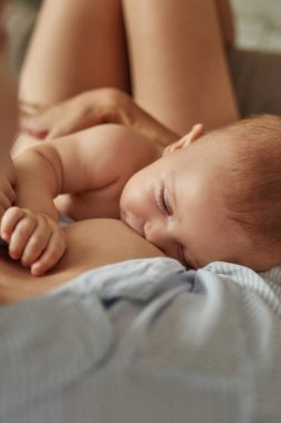 Tatlı bebek emzirilirken uykuya dalıyor.