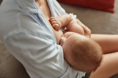Bebek emzirirken kendini güvende ve sevilmiş hissediyor
