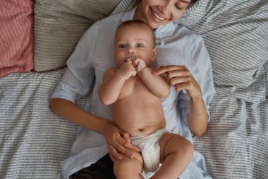 Mutlu annelik kavramı. Anneye yerleştirilmiş şirin bir bebek.