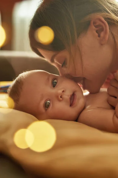 Kleine baby geur creëert een sterke band in moeders hersenen — Stockfoto