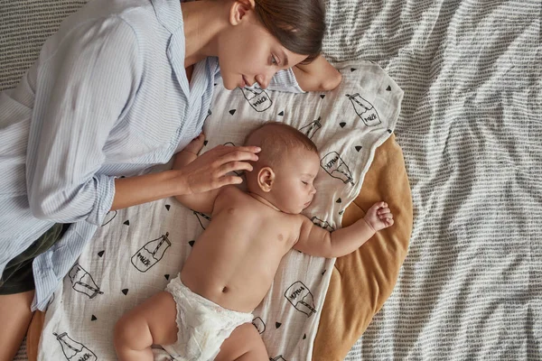 Malaikat seperti bayi tidur dekat ibu setelah menyusui — Stok Foto