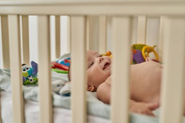 Seçici odak mutlu çocuk beşik, çubuk görünümlü gülen