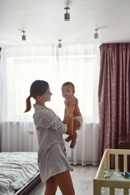 Mutlu anne ve komik bebeği evde.