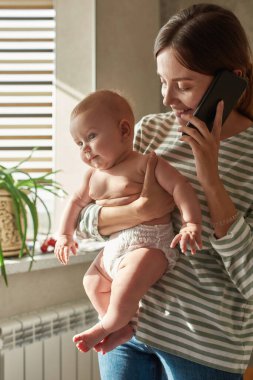 Bağlılık ebeveynliği konsepti. Bebeğin anne hayatında aktif rol alması