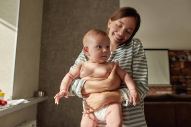 Aile ve arkadaşlarla iletişim kurmak genç anne için önemli.