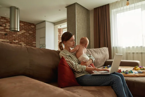 Endişeli anne internette çocuk hastalıkları hakkında bilgi arıyor