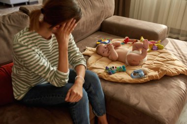 Yorgun kadın annelik sevincini kaybetti.