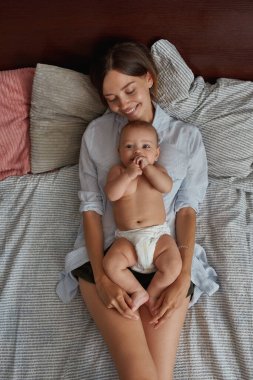 Sevgili anne ve çocuk Pazar sabahı uyandıktan sonra